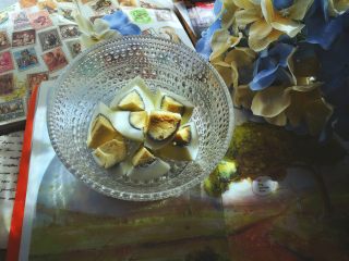 12、营养都在这一碗 糙米减肥沙拉,鸡蛋取出切成块,放置一旁备用