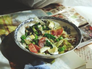 19、营养都在这一碗 糙米减肥沙拉,加入切好的鸡蛋拌匀,即可开吃