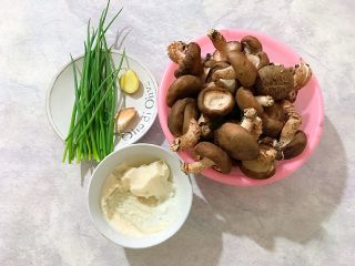 1、家常葱油极鲜香菇,首先我们准备好所有材料