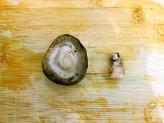 2、家常葱油极鲜香菇,香菇去蒂