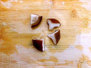 3、家常葱油极鲜香菇,洗净后如图所示，一分为四