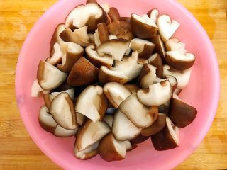 4、家常葱油极鲜香菇,全部切好，备用