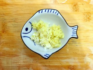 5、家常葱油极鲜香菇,大蒜生姜分别切成末，备用