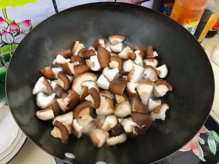 7、家常葱油极鲜香菇,倒入香菇，翻炒片刻