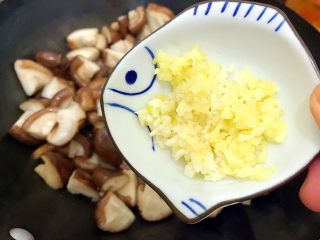 8、家常葱油极鲜香菇,加入生姜大蒜末