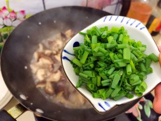 11、家常葱油极鲜香菇,加入小葱