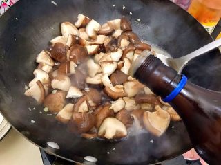9、家常葱油极鲜香菇,烹少许料酒