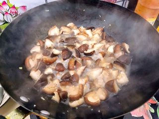 10、家常葱油极鲜香菇,翻炒至香菇变软出汤