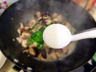 12、家常葱油极鲜香菇,加一小勺细盐，翻炒均匀，即可