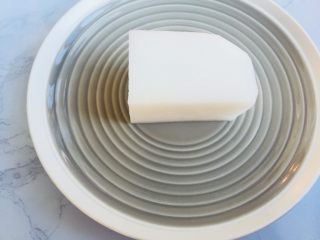 1、暖胃剁椒辣蒸萝卜汤,白萝卜一个,去掉外皮,切成方块状