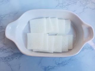 2、暖胃剁椒辣蒸萝卜汤,依次摆入到陶瓷碗中,其实形状任自己弄,你想弄成圆形也是可以的!