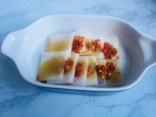 4、暖胃剁椒辣蒸萝卜汤,在萝卜两边淋上生抽,萝卜蒸的时候会有很多水分出来