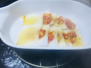 5、暖胃剁椒辣蒸萝卜汤,水开后放入萝卜蒸10分钟