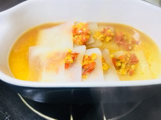 6、暖胃剁椒辣蒸萝卜汤,蒸好的萝卜汤汁全部出来,带上剁辣椒的辣味!