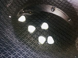 7、暖胃剁椒辣蒸萝卜汤,这个时候,咱们锅里面热油,放入蒜粒爆蒜香味