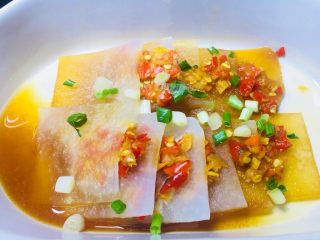 8、暖胃剁椒辣蒸萝卜汤,在萝卜上铺上葱花