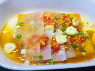 9、暖胃剁椒辣蒸萝卜汤,把蒜粒热油淋在萝卜上面!整个香味扑鼻而来