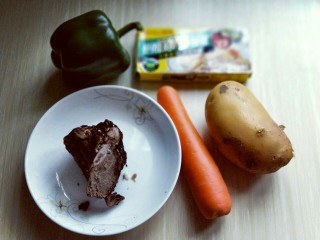 1、咖喱牛肉彩蔬饭,准备好食材。