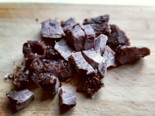 2、咖喱牛肉彩蔬饭,将熟牛肉切块。