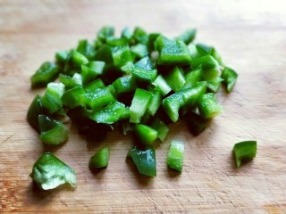 3、咖喱牛肉彩蔬饭,甜椒洗干净切丁。