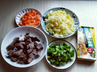 4、咖喱牛肉彩蔬饭,胡萝卜，土豆去皮切丁。
