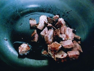 5、咖喱牛肉彩蔬饭,起油锅，将牛肉煸炒。