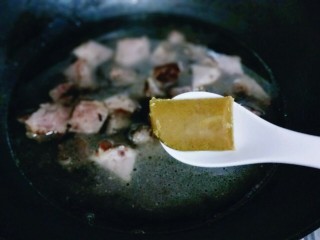 6、咖喱牛肉彩蔬饭,加入清水，加入咖喱块。