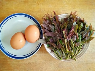 2、香椿芽炒蛋,准备食材。