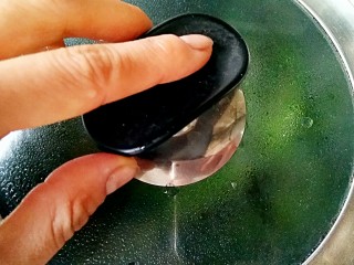 5、香椿芽炒蛋,关火，加盖焖2分钟。