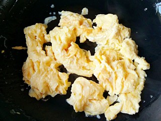 9、香椿芽炒蛋,放入的鸡蛋液迅速膨胀，但是中心部位还是液体，此时用铲子将边缘划开一道缝，待蛋液流出后，迅速用铲子从中心向四周打圈，鸡蛋全部变成固体后即可出锅装盘了。一次不要炒得太多，身手一定要敏捷，否则很容易炒老或炒糊。