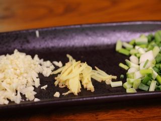 2、梭子蟹年糕,葱切成葱花，姜切丝，蒜切末备用！