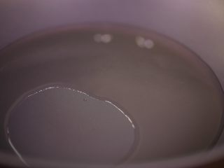 3、梭子蟹年糕,准备炒锅，锅热后倒入油，油可以稍微多一点，因为螃蟹比较吸油