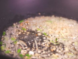 4、梭子蟹年糕,放入葱姜蒜炒香后，放入螃蟹