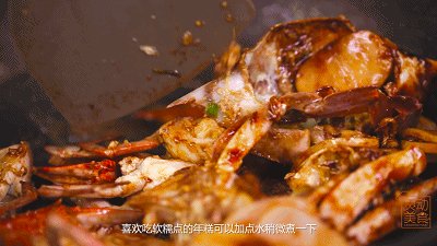 6、梭子蟹年糕,再加入糖，盐、生抽、老抽翻炒，喜欢吃软糯点的年糕可以加点水稍微煮一下