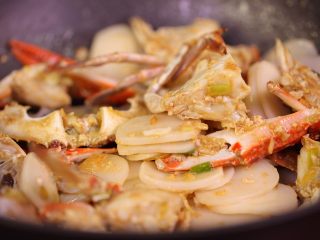 7、梭子蟹年糕,出锅后撒点葱花，然后我们的梭子蟹炒年糕就做好啦~