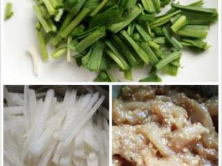 1、鸡丝炒萝卜#健康美颜餐#,青蒜切段，萝卜切丝用盐腌出水分及苦涩味，鸡脯肉切丝加盐，蚝油，胡椒粉，料酒，淀粉腌制十分钟备用。