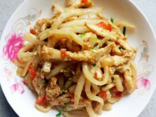 4、鸡丝炒萝卜#健康美颜餐#,一道简单易做的鸡丝炒萝卜就做好了，营养又下饭。