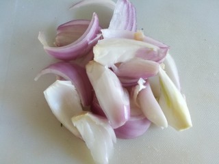 2、快手午餐一道菜 土豆胡萝卜牛肉煲,将洋葱切滚刀块