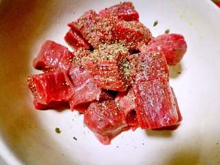 8、快手午餐一道菜 土豆胡萝卜牛肉煲,用橄榄油、黑胡椒、红酒腌制