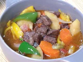 12、快手午餐一道菜 土豆胡萝卜牛肉煲,起锅。