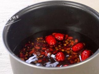 2、补气五红粥,食材一起入锅，开启煮粥模式。