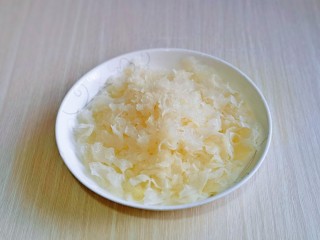 4、银耳莲子红枣汤,泡发的银耳去根，撕成小朵。(银耳必须经过足够的浸泡，才能恢复到它最优的口感呦）