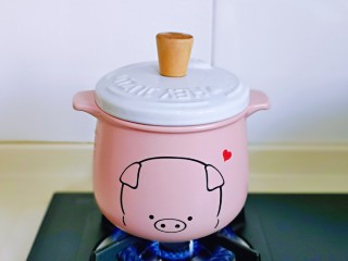 8、银耳莲子红枣汤,盖上盖子，大火烧开，转小火慢熬。