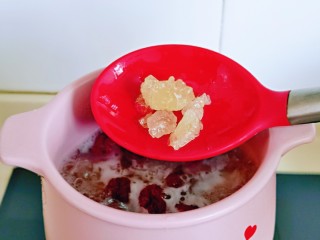 9、银耳莲子红枣汤,熬出胶后，加入冰糖，再继续熬10分钟，关火前2分钟，加入枸杞即可关火。