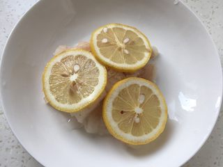 3、鳕鱼酿秋葵,鳕鱼切小块，盖上柠檬片腌制十分钟。