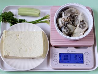 1、海蛎子豆腐汤,首先备齐所有的食材，北豆腐洗净后用刀切块，海蛎子提前用清水冲洗干净。