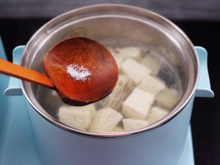 8、海蛎子豆腐汤,大火煮沸后加入味精调味提鲜。