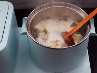 9、海蛎子豆腐汤,大火煮沸后。