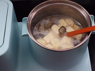 11、海蛎子豆腐汤,再一次用大火煮沸。