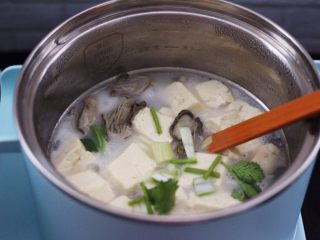 12、海蛎子豆腐汤,这个时候撒上葱花和香菜段即可关火。